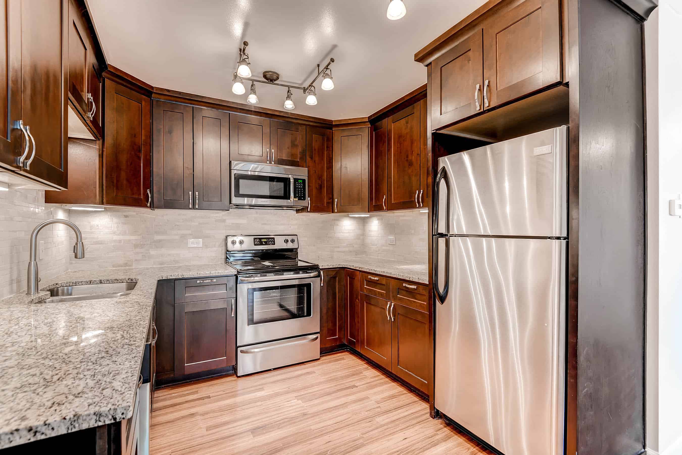 675 S Alton Way Unit 10B-print-006-11-Kitchen-2700x1801-300dpi