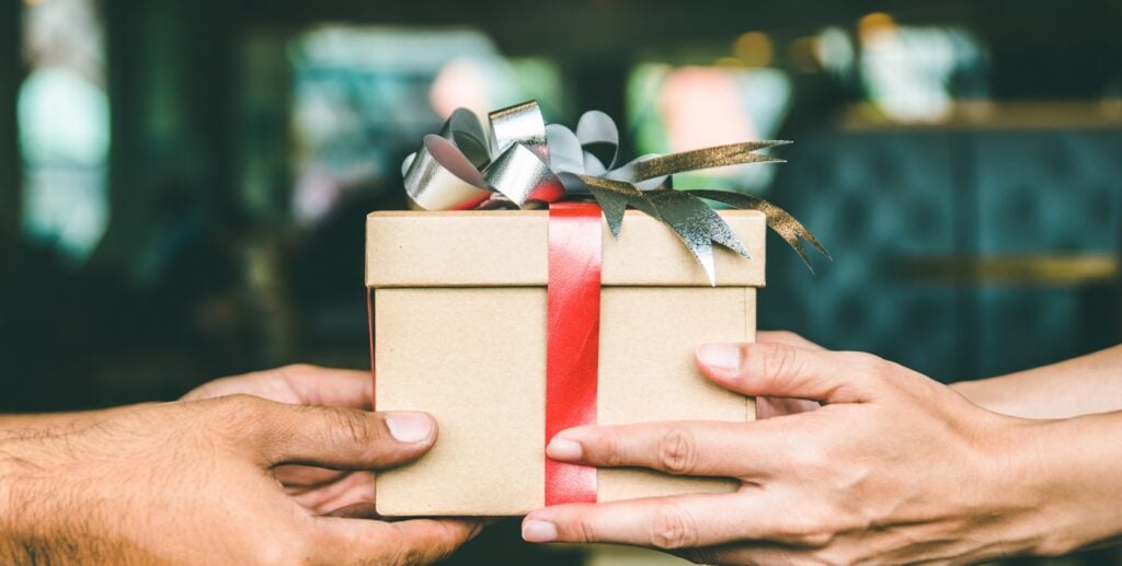 10 Last-Minute Christmas Gifts You Can Give to Other Investors